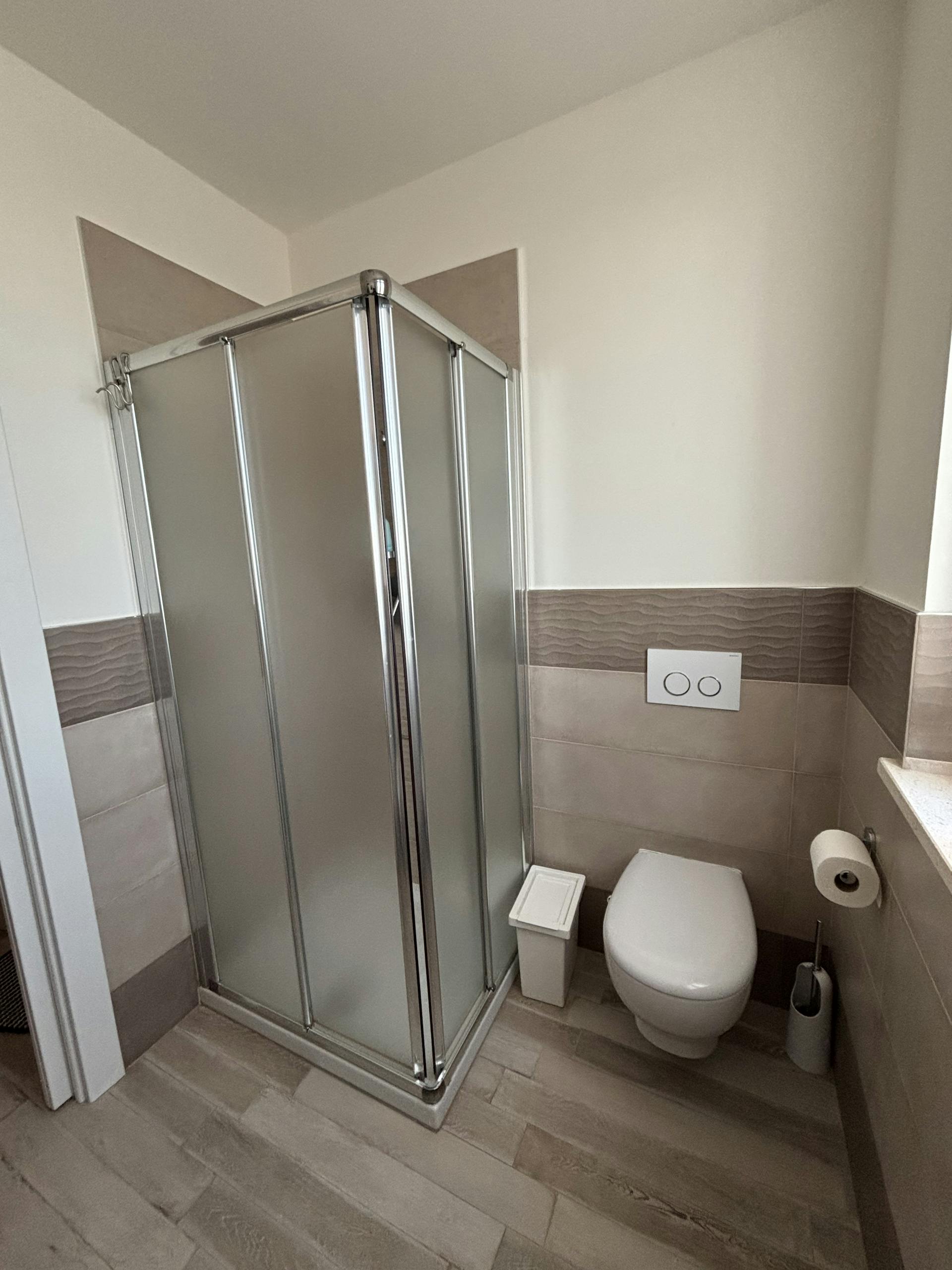 Il bagno è dotato di una spaziosa doccia