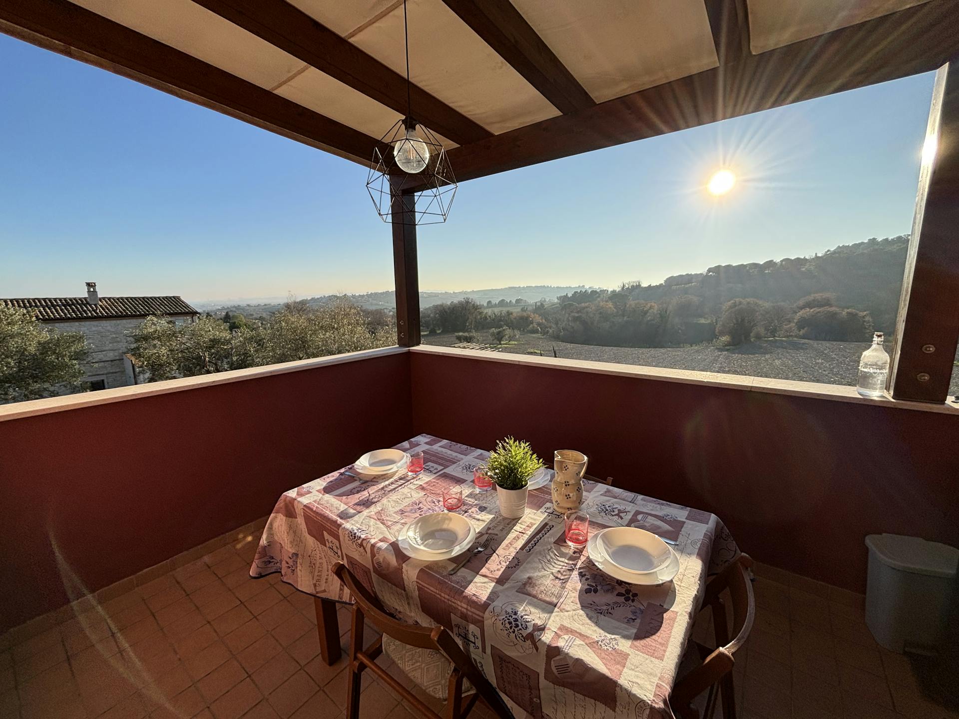 La terrazza può essere utilizzata come soggiorno e sala da pranzo esterni 