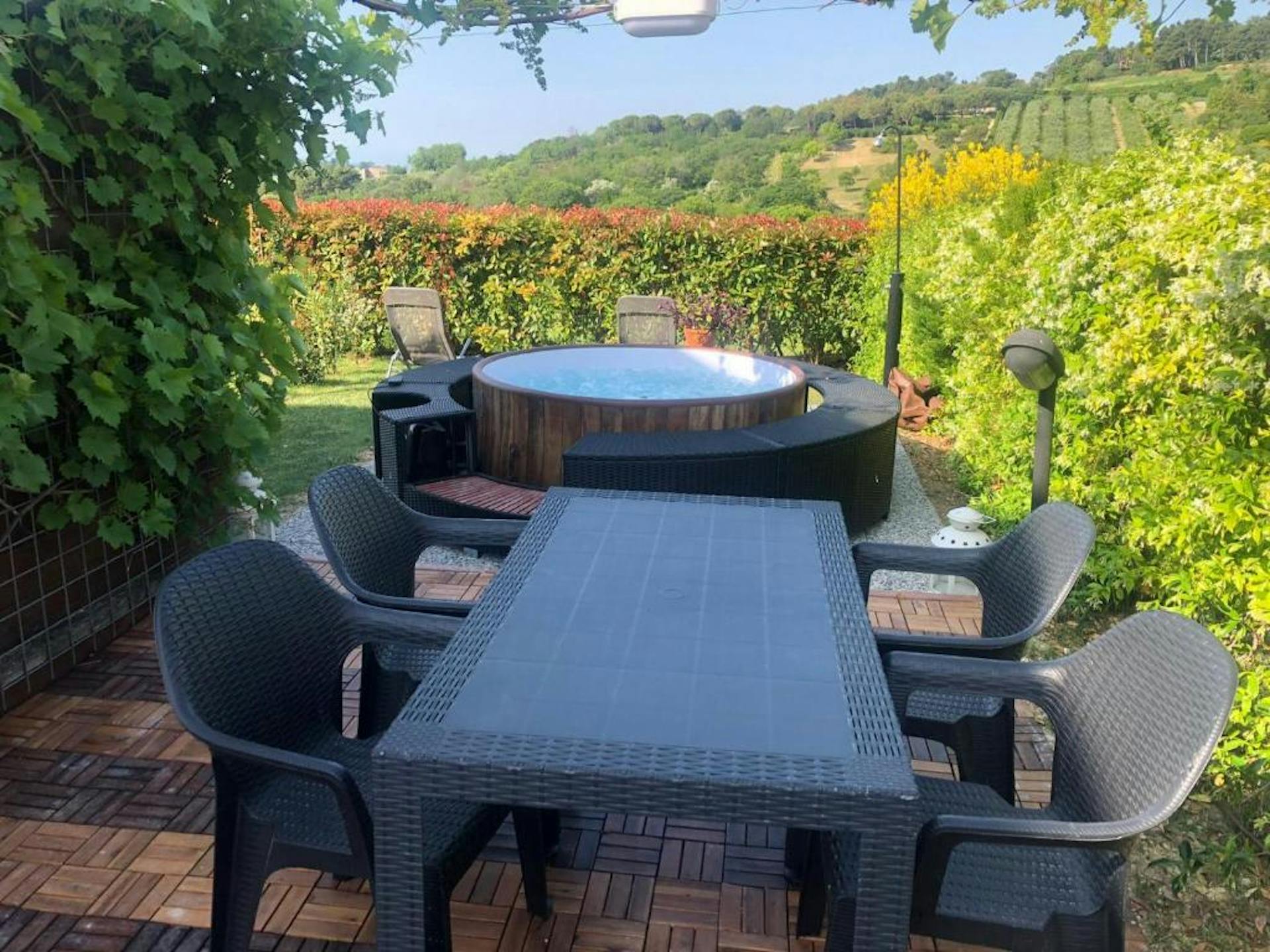 L'appartamento riserva agli ospiti un'area del giardino allestita con tavolo e sedie, un barbecue e illuminazione