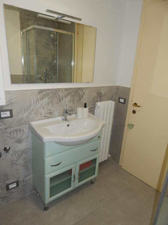 Il bagno è dotato di bidet e di una doccia