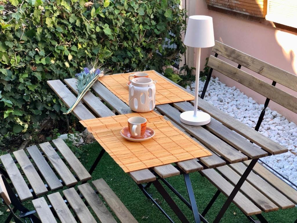 L'appartamento riserva agli ospiti un'area del giardino allestita con tavolo e sedie