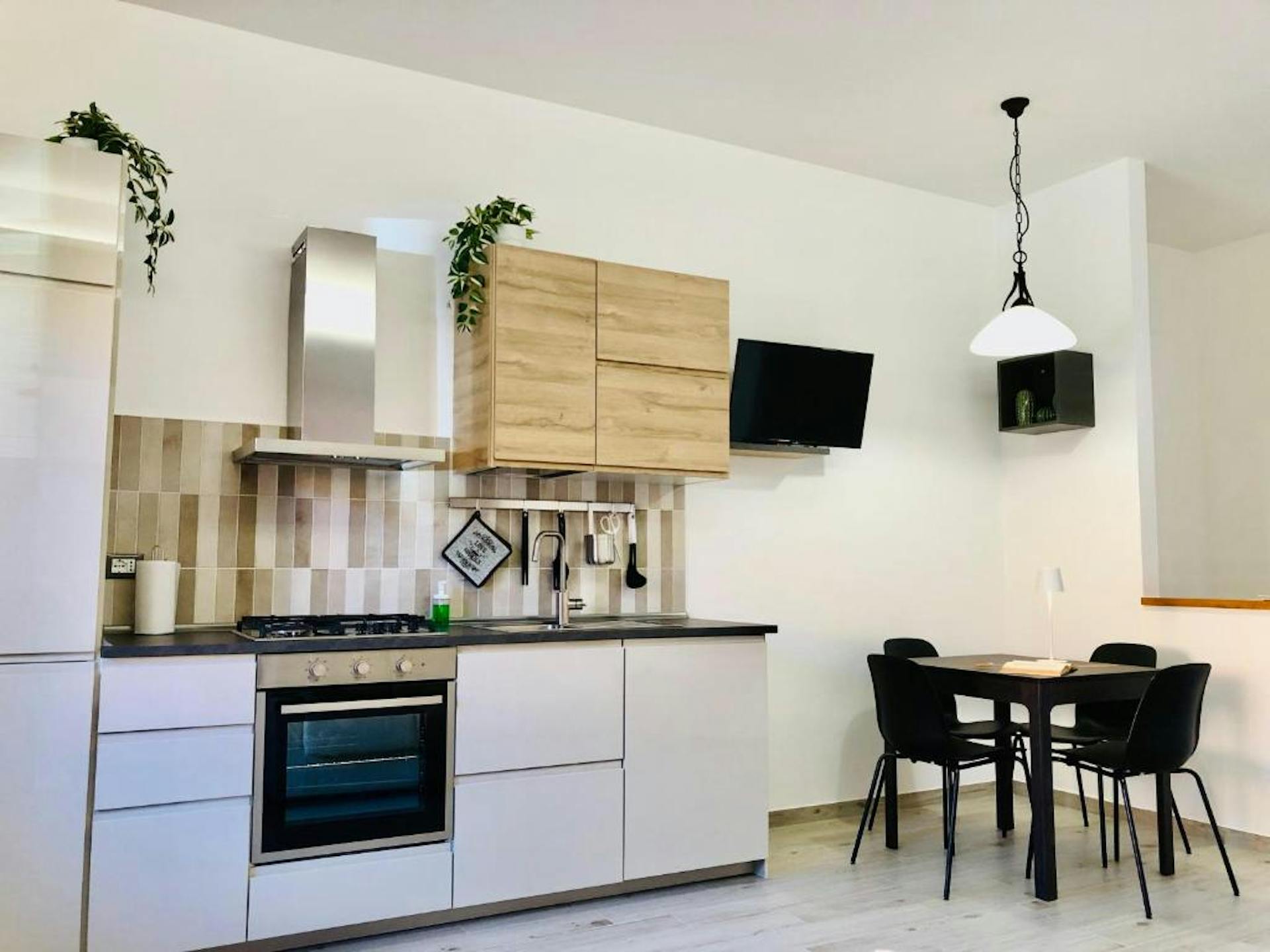 Dettaglio sulla cucina bianca e nera con piastrelle a fantasia