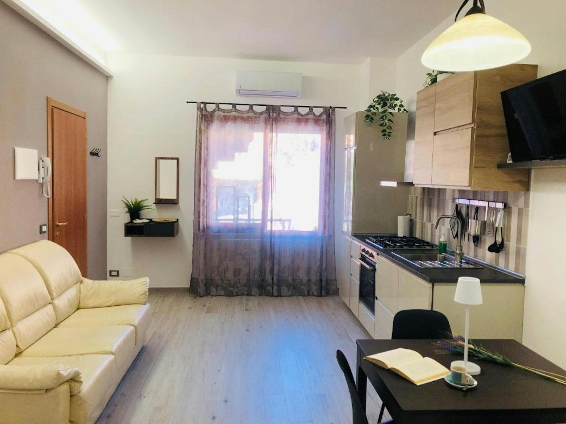 La cucina è attrezzata con lavastoviglie, frigorifero e forno