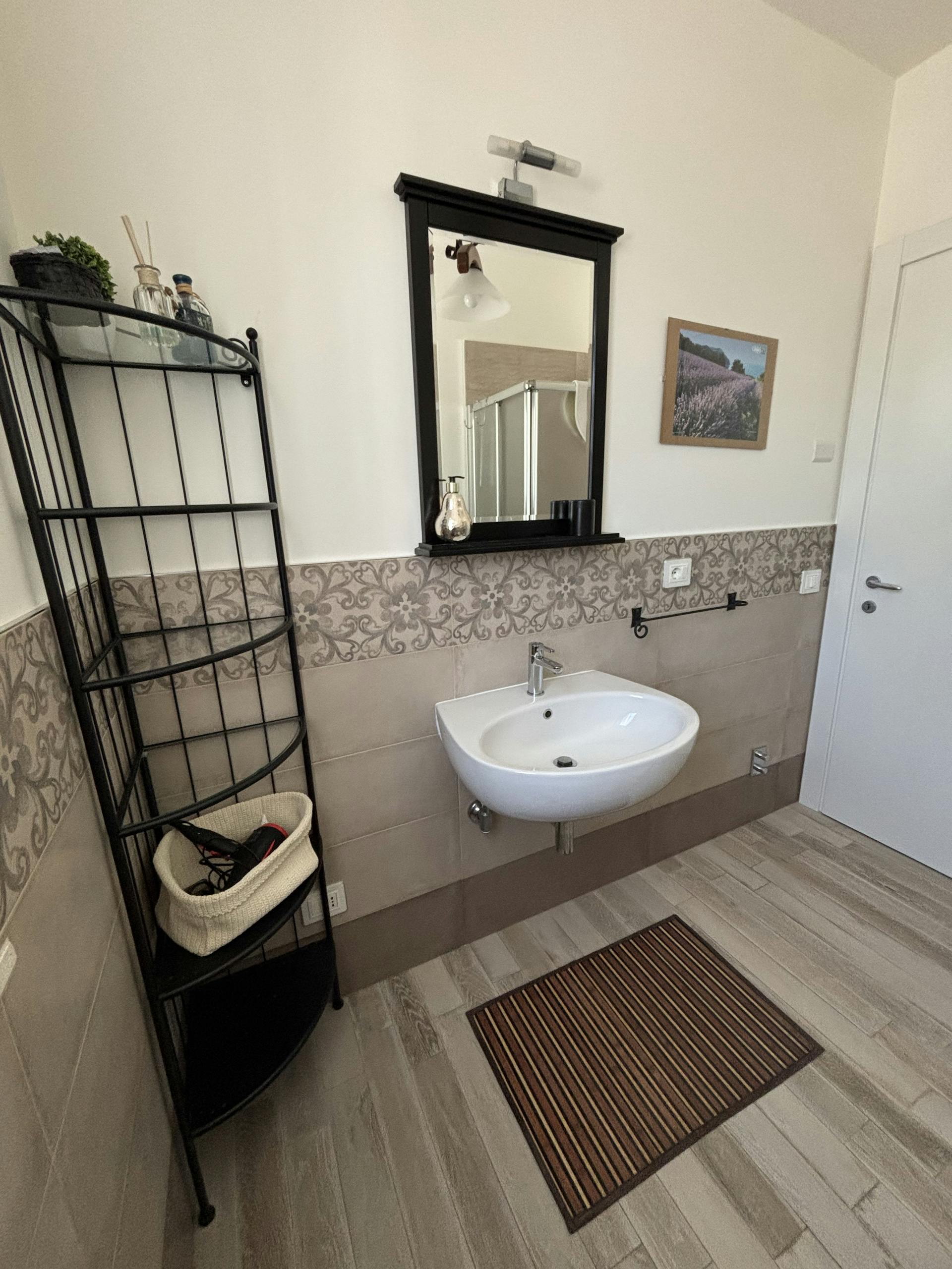 Il dettaglio del bagno sul lavabo