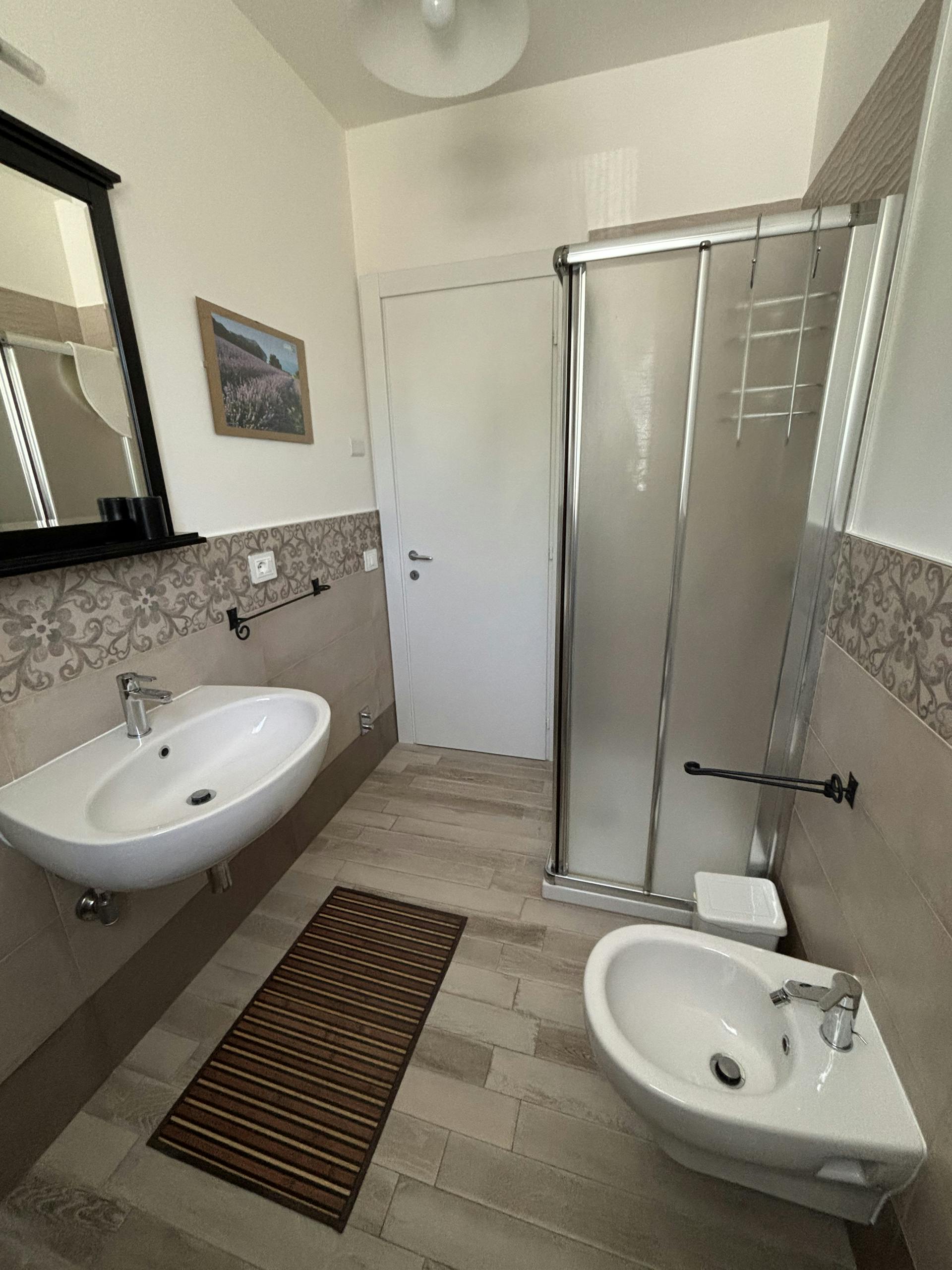 Il dettaglio del bagno sul bidet e la doccia