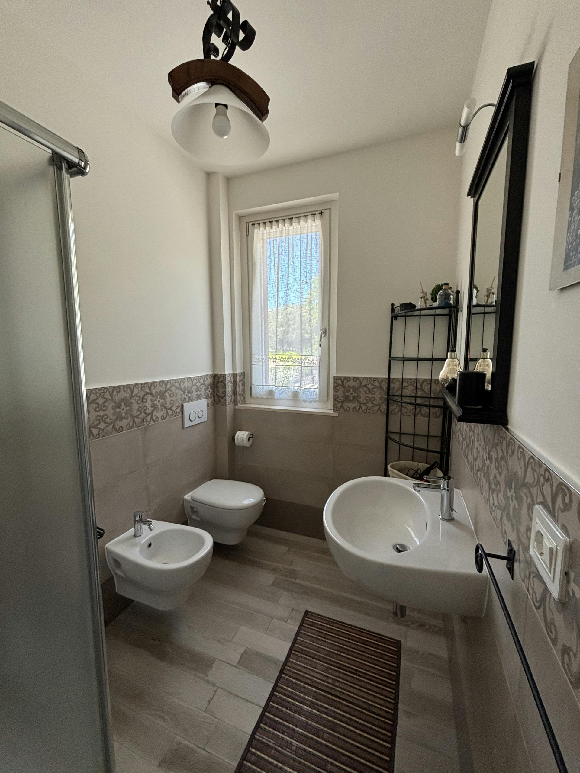 Il bagno è dotato di bidet e di una spaziosa doccia