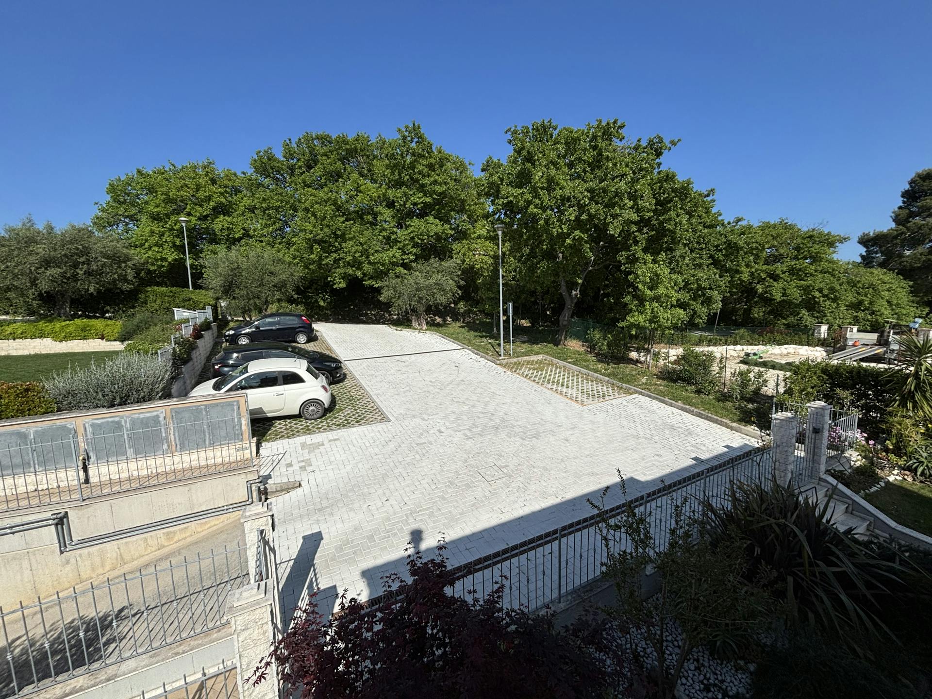 La vista sulla strada di campagna e sul parcheggio per gli ospiti