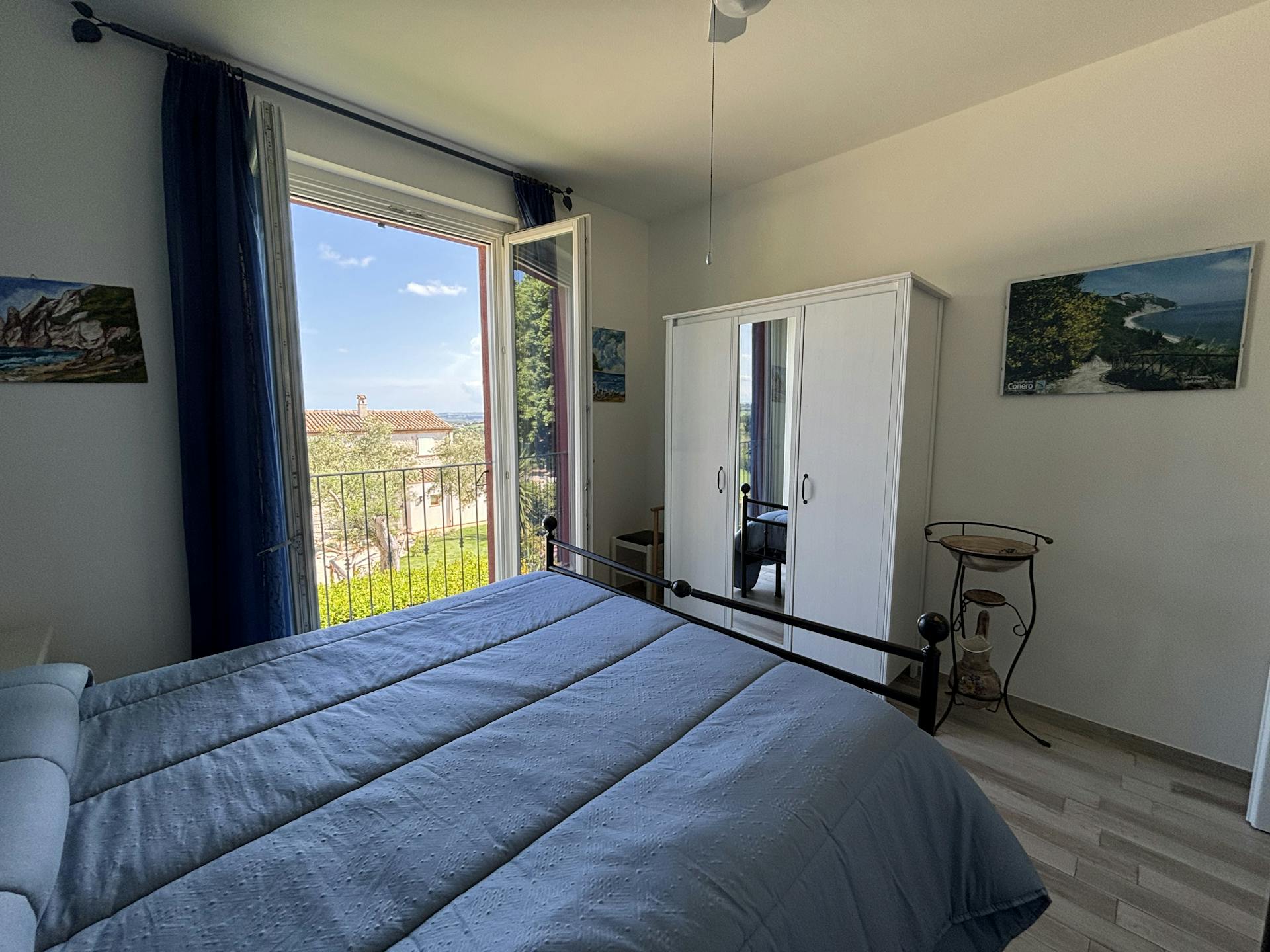 Dettaglio della camera da letto con una finestra dall'affaccio sulla campagna