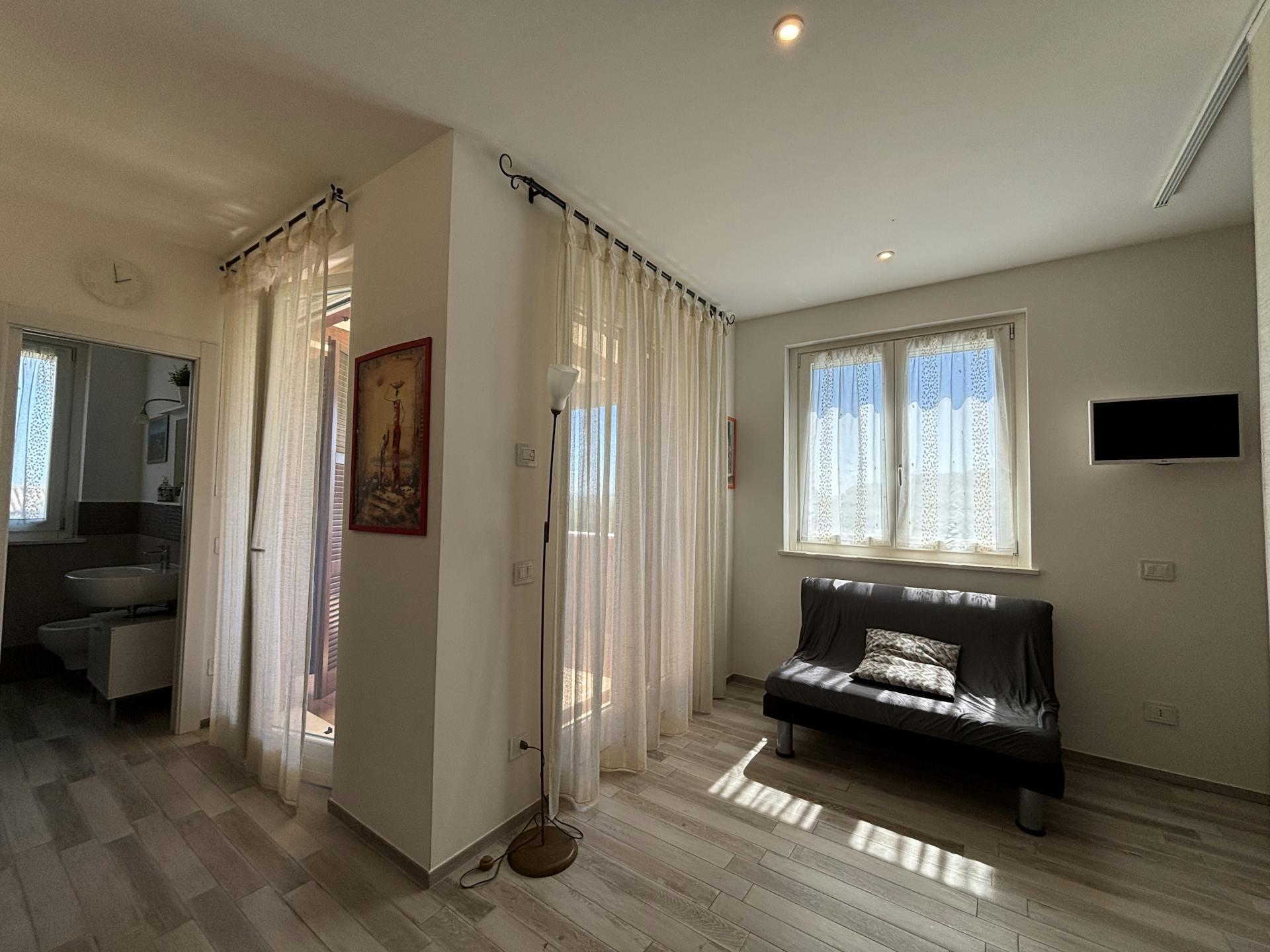 Il soggiorno presenta due porte finestre che conferiscono luminosità all'intero appartamento