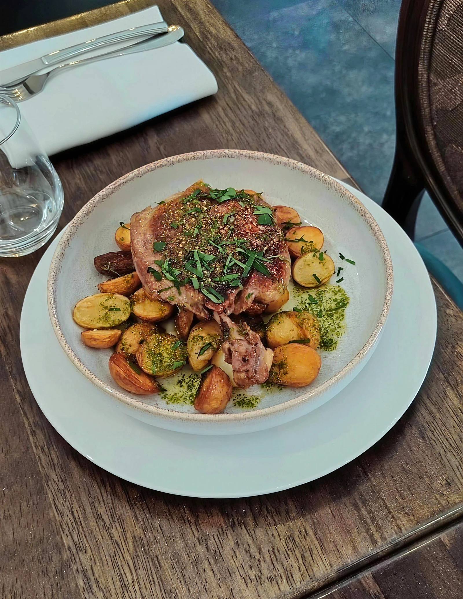 Image de confit de canard, pomme mitraille persillée