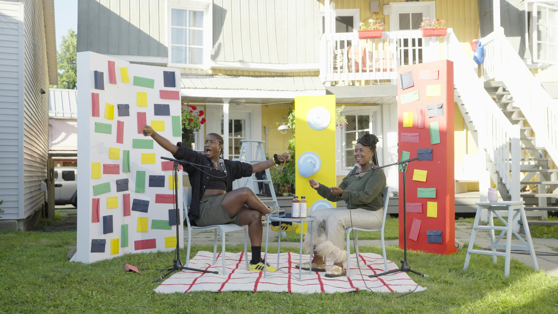 Photo de Aicha Bastien et Soleil Launière en entrevue : Courrier recommandé URBANIA