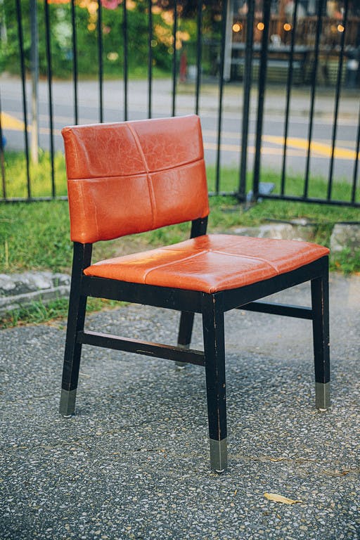 CHAISE BASSE ORANGE EN CUIR