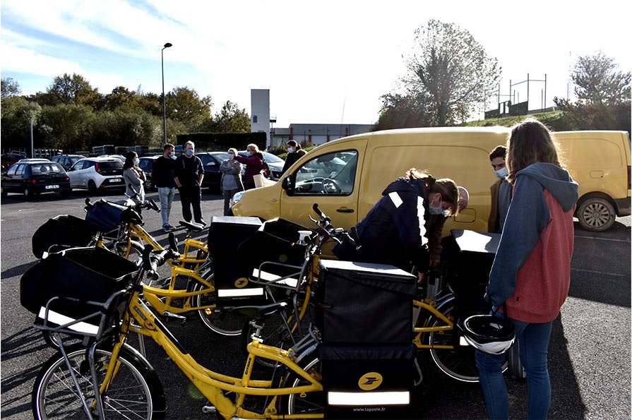 La prise en main des véhicules de distribution fait partie des ateliers proposés lors de la formation