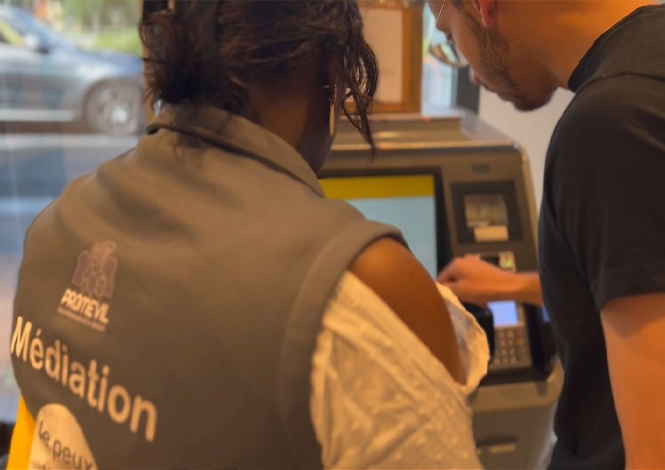 Afin d'accompagner les clients dans leurs démarches, de nombreux bureaux de poste d'Ile-de-France ont engagé un partenariat avec des associations locales.