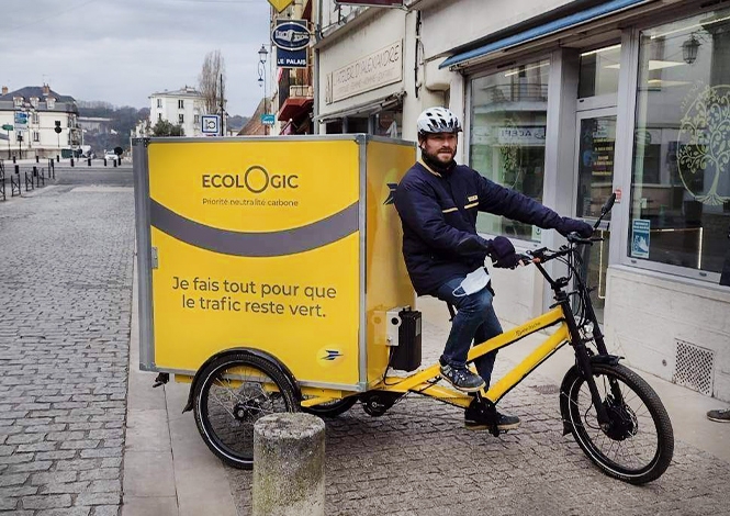 La Poste investit massivement dans la livraison bas carbone des