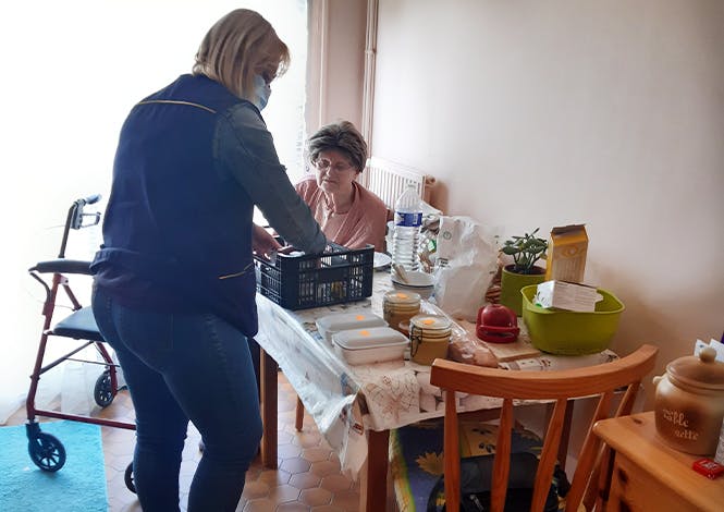 Depuis le mois de mars, Séverine Lebailly, factrice au Havre, livre des repas préparés par le centre hospitalier de Saint-Romain-de-Colbosc à une vingtaine de seniors.