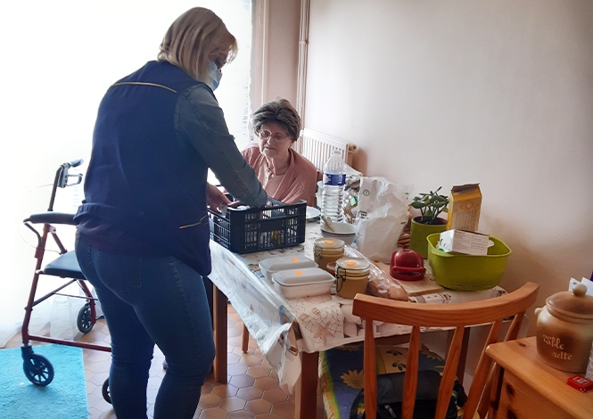 Depuis le mois de mars, Séverine Lebailly, factrice au Havre, livre des repas préparés par le centre hospitalier de Saint-Romain-de-Colbosc à une vingtaine de seniors.