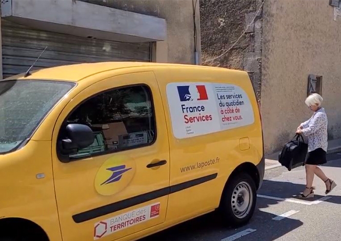 Dotée d’un équipement numérique autonome, la factrice France services assure des permanences sur différentes communes.