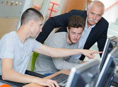 deux jeunes hommes qui travaillent ensemble