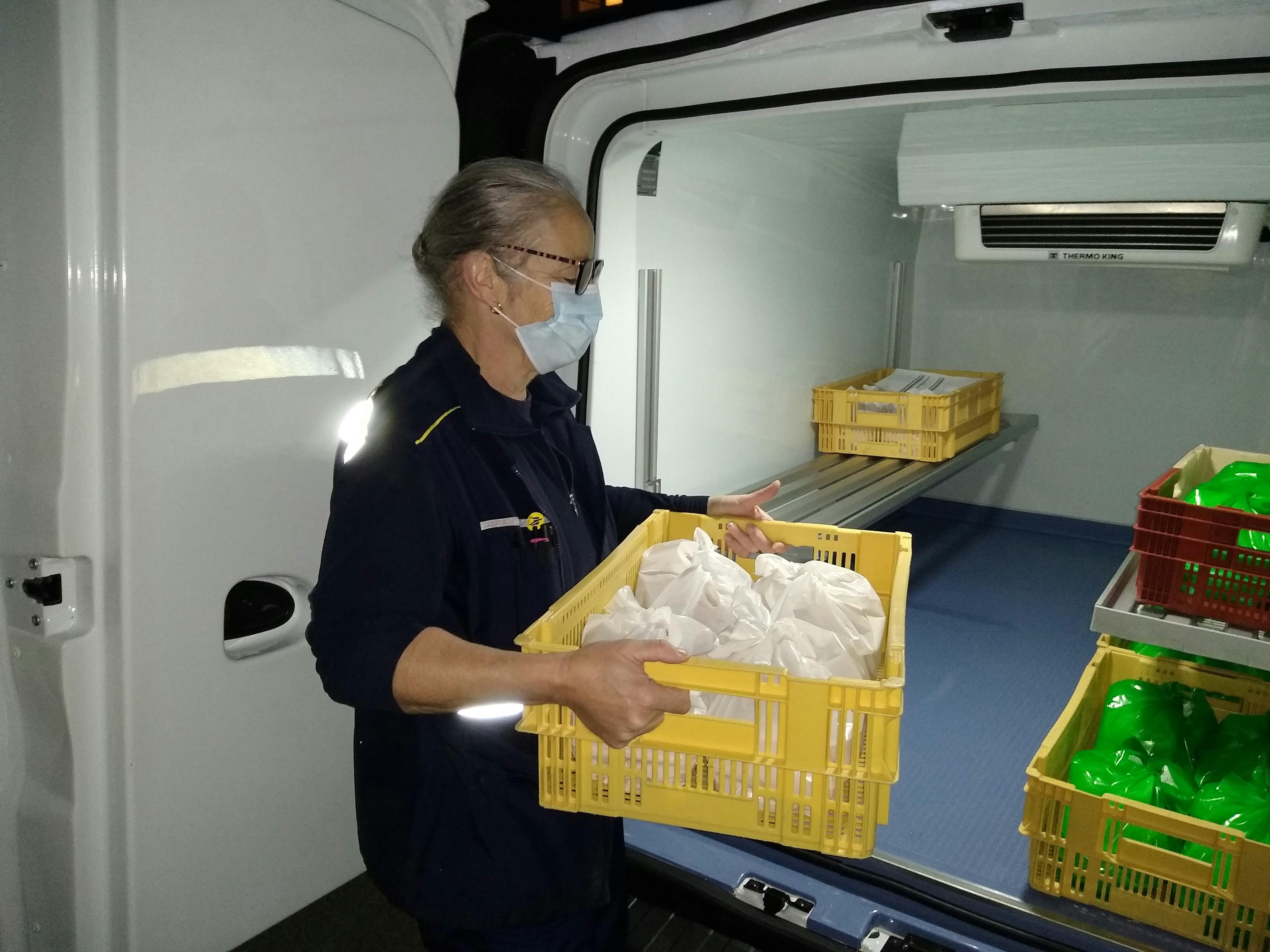 Chaque matin, Évelyne Bernard, factrice service expert à la plateforme de distribution du courrier (PDC), récupère les repas déposés par Vercors restauration