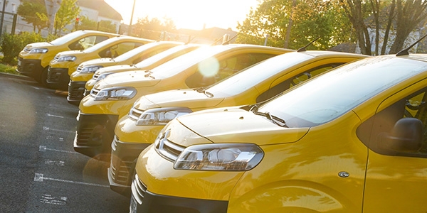 photo de véhicules électriques jaune "La Poste"