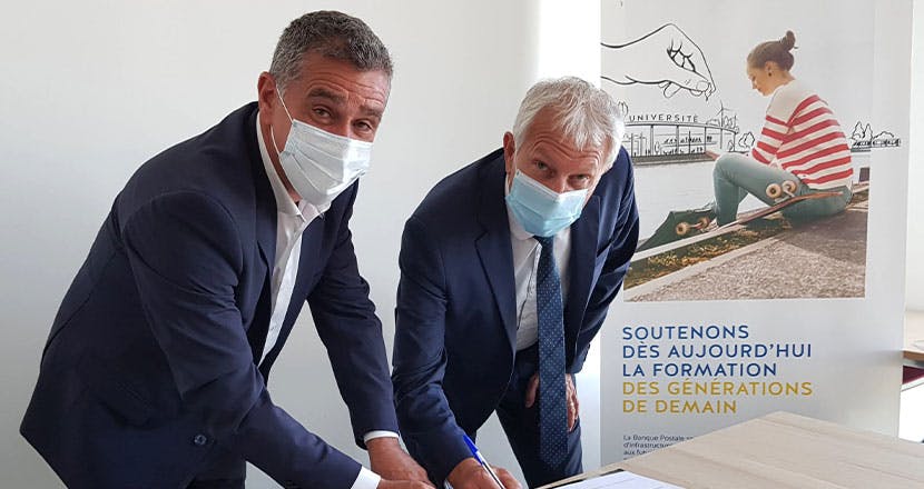 Christian ABBES, Directeur général de la coopérative La Maison Familiale de Provence et Stéphane ALESSANDRONI, Directeur Entreprises et Développement des Territoires de La Banque Postale, signant la convention de prêt le 20 octobre 2020.