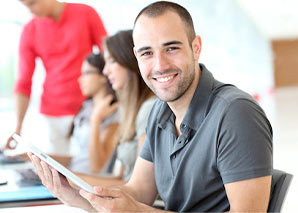 La Poste accompagne les jeune à chaque étape de leur vie scolaire et étudiante