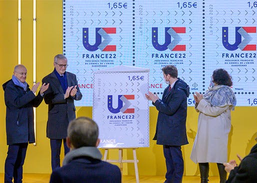 dévoiler ce timbre reprend les initiales de l’Union Européenne habillées des couleurs de la France et des étoiles européennes. "