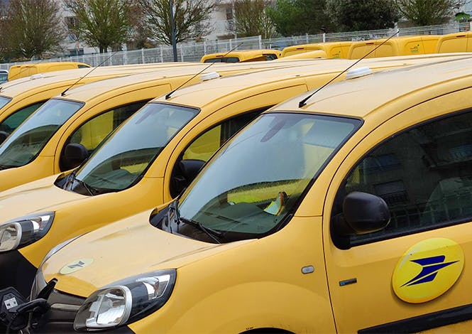 Quatre véhicules électriques, utilisés par les facteurs pour la distribution du courrier et des colis, sont équipés de micro-capteurs.