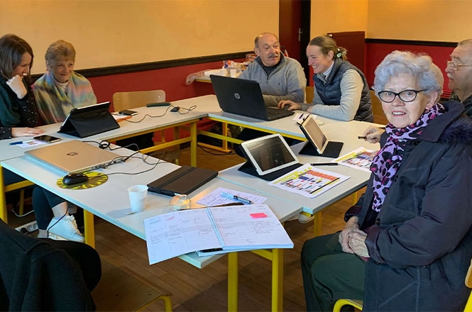 Les ateliers numériques réunissent des populations de toute génération (photo prise en janvier 2020, avant les mesures de distanciation)