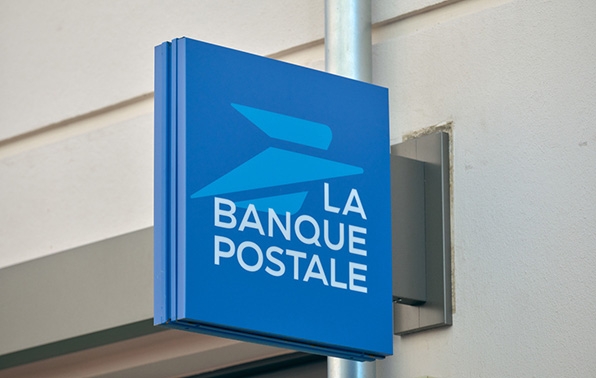 Enseigne avec le logo de La Banque Postale
