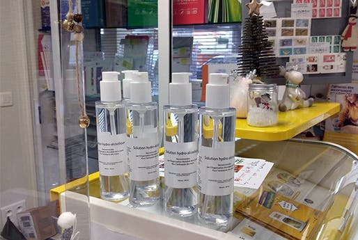 Don de solution hydroalcoolique à des associations franciliennes