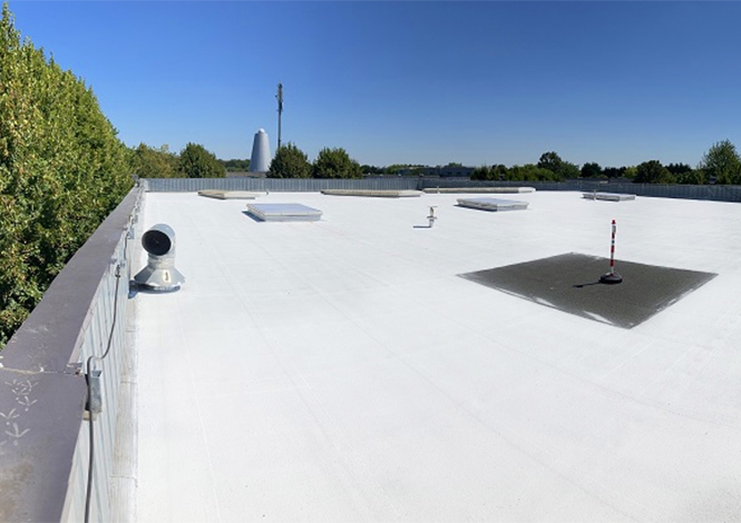 Appliquée au bâtiment postal de St Pierre du Perray, la peinture à réflectance solaire permet de lutter contre la chaleur urbaine et le réchauffement climatique.