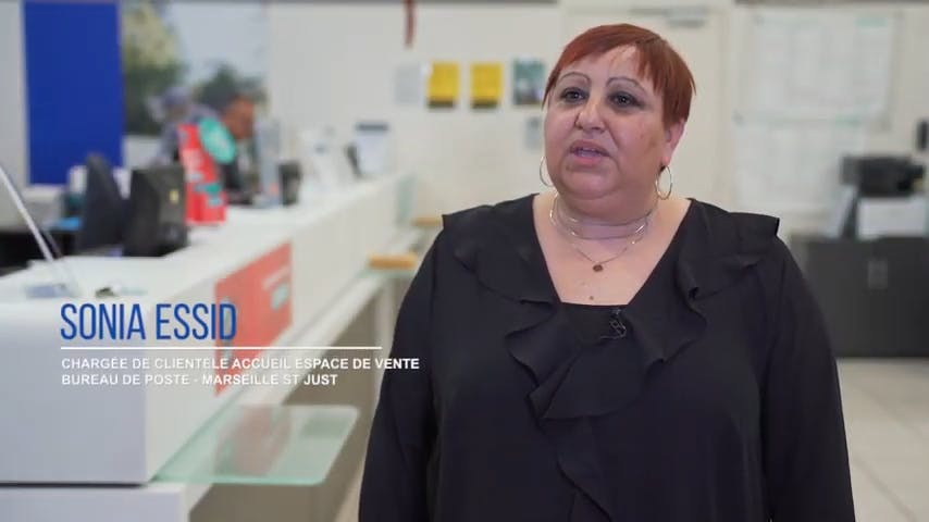Sonia Essid, chargée de clientèle au bureau de poste de Marseille Saint Just agit quotidiennement pour accueillir les personnes ayant un handicap de surdité.