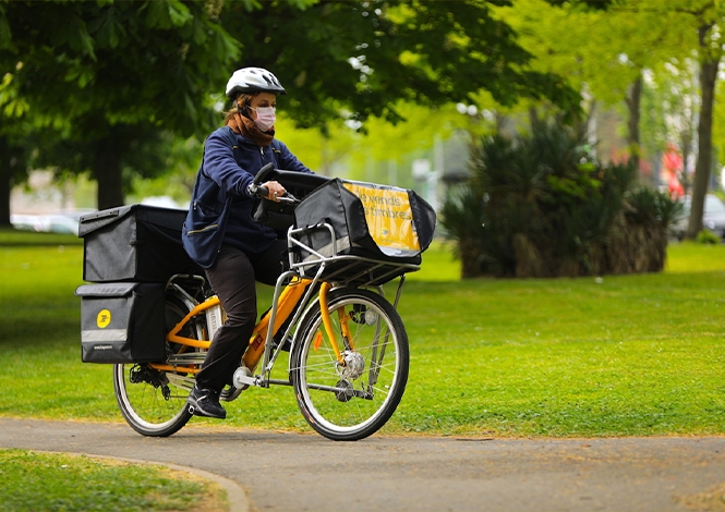 photo d'une postière à vélo