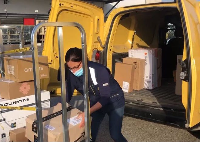 La Poste soutient les e-commerçants en assurant la remise de colis 6 jours sur 7 grâce à son réseau de facteurs, ses bureaux de poste et points d'accès