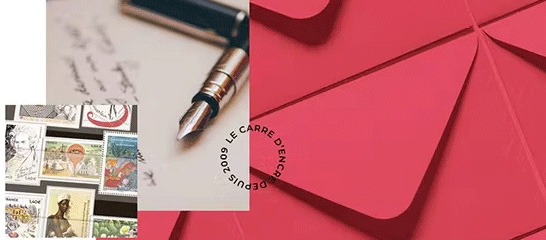 Visuel représentant Le carré d'encre avec une enveloppe rouge, un stylo à plume et une photo de plusieurs timbres
