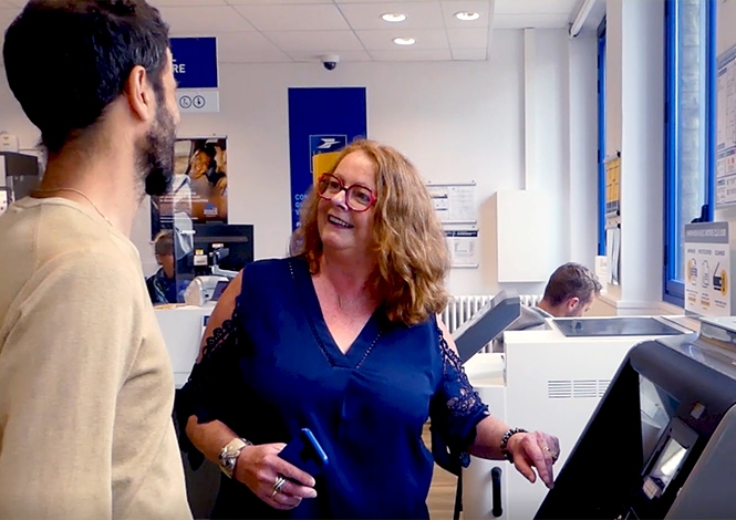 La transformation digitale de La Poste s'accompagne d'un engagement porté sur le terrain par les chargés de clientèle.