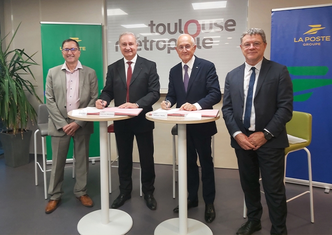 Jean-Luc Moudenc, président de Toulouse Métropole, et Philippe Wahl, président-directeur général du groupe La Poste, ont signé officiellement la convention qui lie la collectivité et le groupe La Poste en faveur du développement d’une logistique urbaine durable.