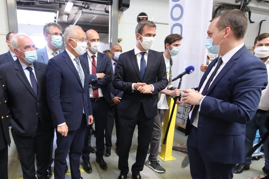 Olivier Véran Ministre des solidarités et de la santé et Philippe Wahl Président-directeur général du Groupe La Poste en visite au centre logistique Docaposte de Buc.