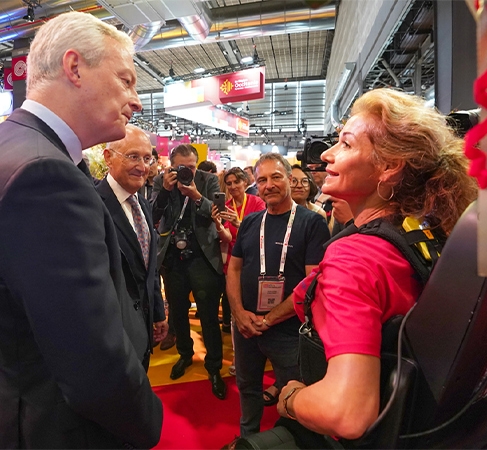 Photo de Bruno Le Maire sur le stand du groupe La Poste