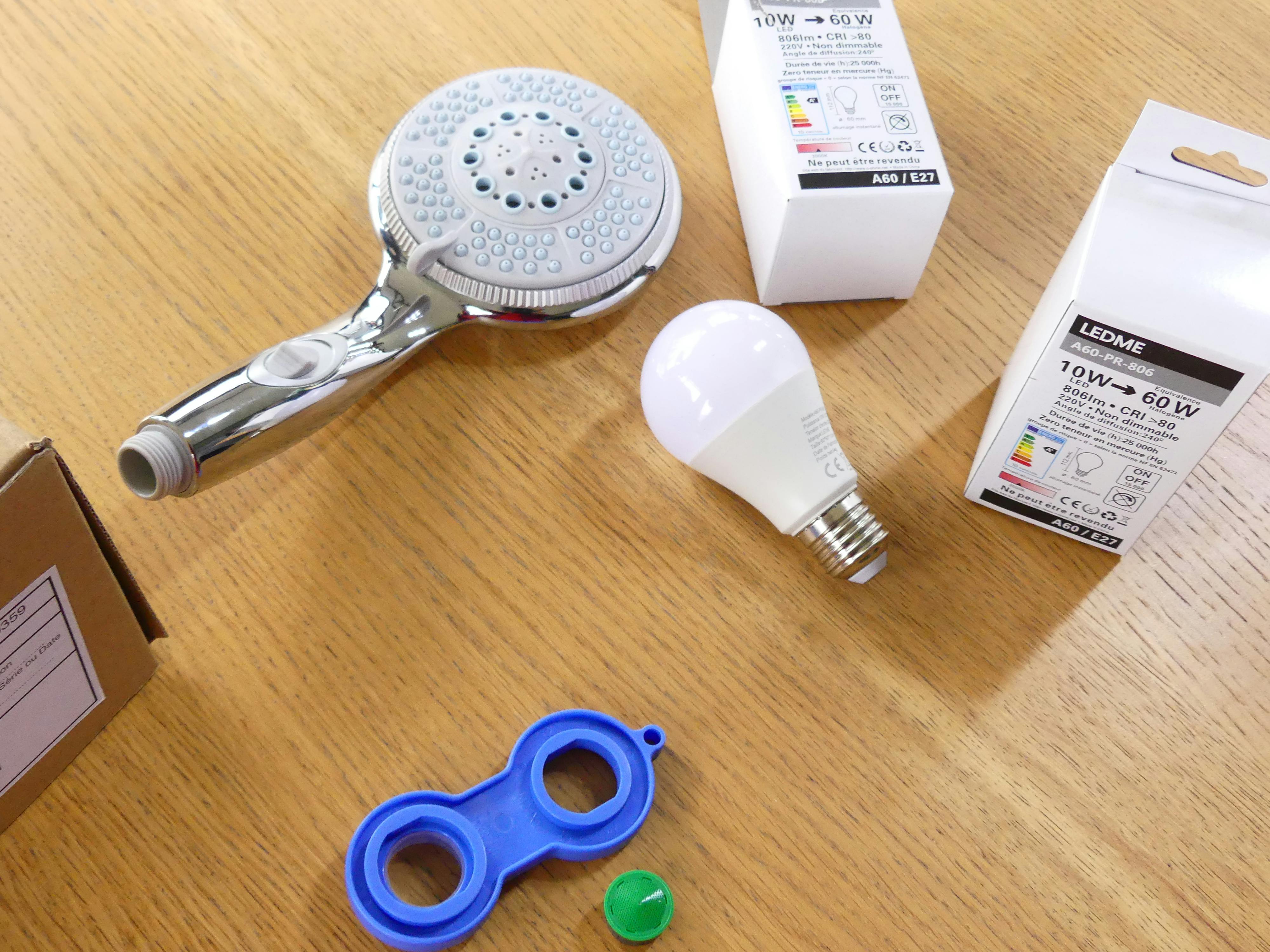 Lors du diagnostic énergétique, l’expert SOliHa remet un kit « Éco-gestes » contenant des accessoires d’économie d’énergie (ampoules LED, pomme de douche économiseur d’eau, mousseur…).