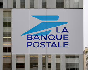 Façade du siège social de La Banque Postale avec le logo de La Banque Postale.