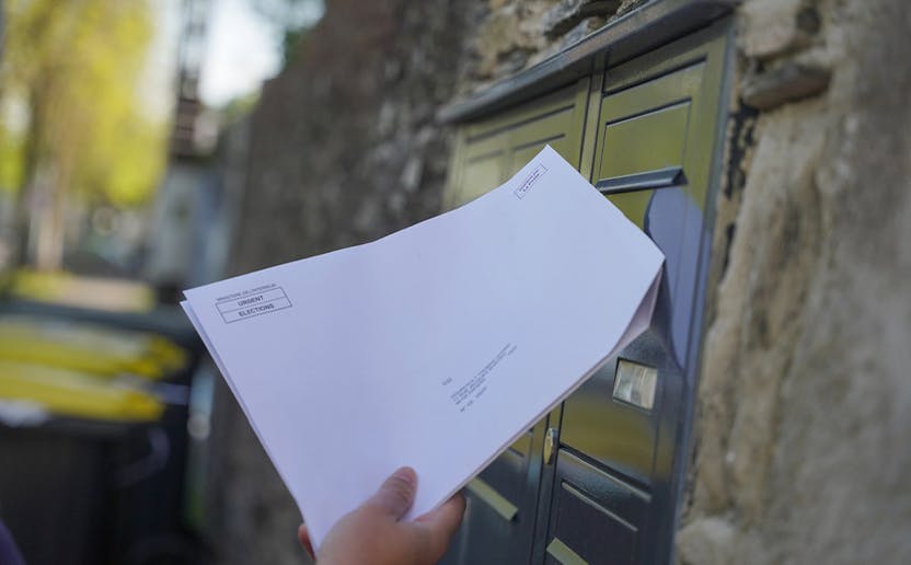 La Poste s’est vu confier l’intégralité de la distribution des plis électoraux sur le territoire national.