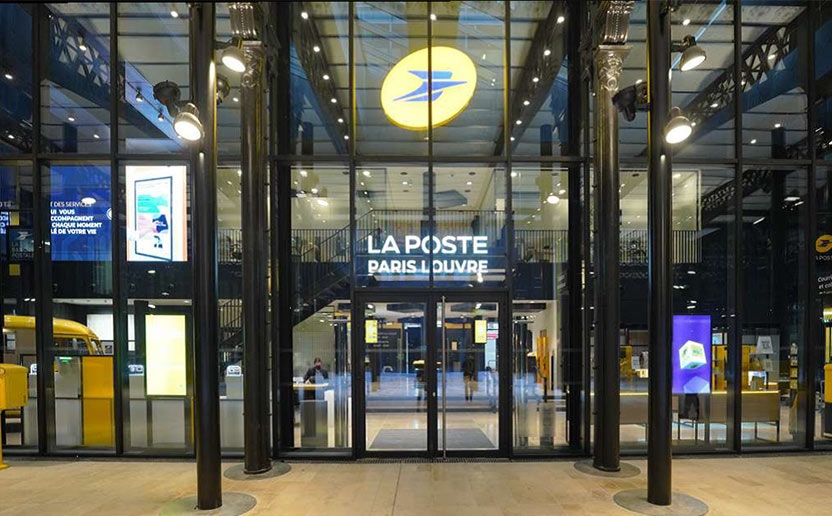 photo de l'entrée du bâtiment de La Poste du Louvre