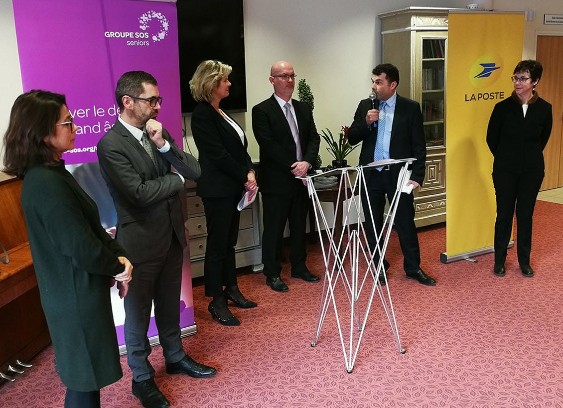 Les élus et représentants de La Poste inaugurent le point La Poste Relais au sein de l’EHPAD de Longeville-lès-Saint-Avold.
