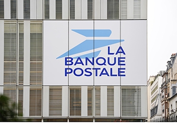 Façade du siège social de La Banque Postale avec le logo de La Banque Postale.