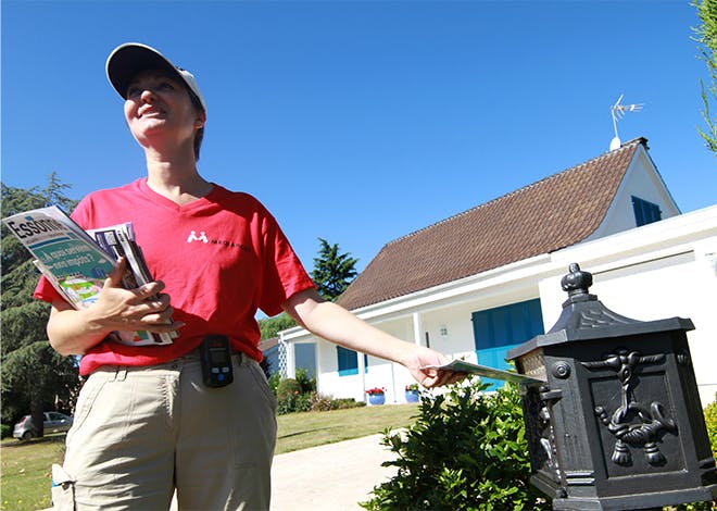 25 distributeurs MEDIAPOST alimentent, au départ de la plateforme de Blois, environ 32 000 boîtes aux lettres (BAL) sur le département du Loir-et-Cher ; les 77 000 BAL restantes étant distribuées par les facteurs.