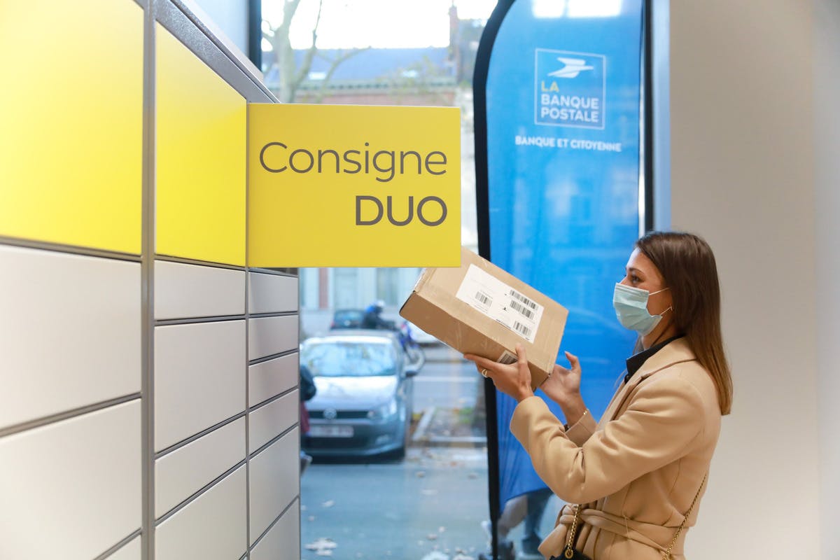 La Poste déploie également des consignes DUO dans plus de 50 bureaux de poste en zones urbaines, dont 25 en Ile-de-France