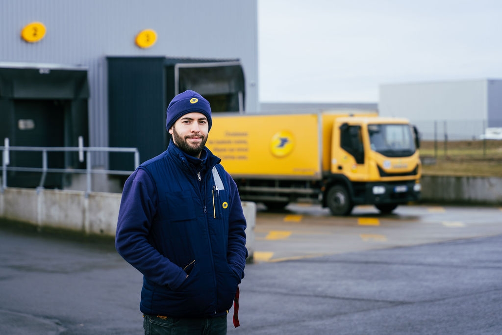 post man in front of a frenc post van